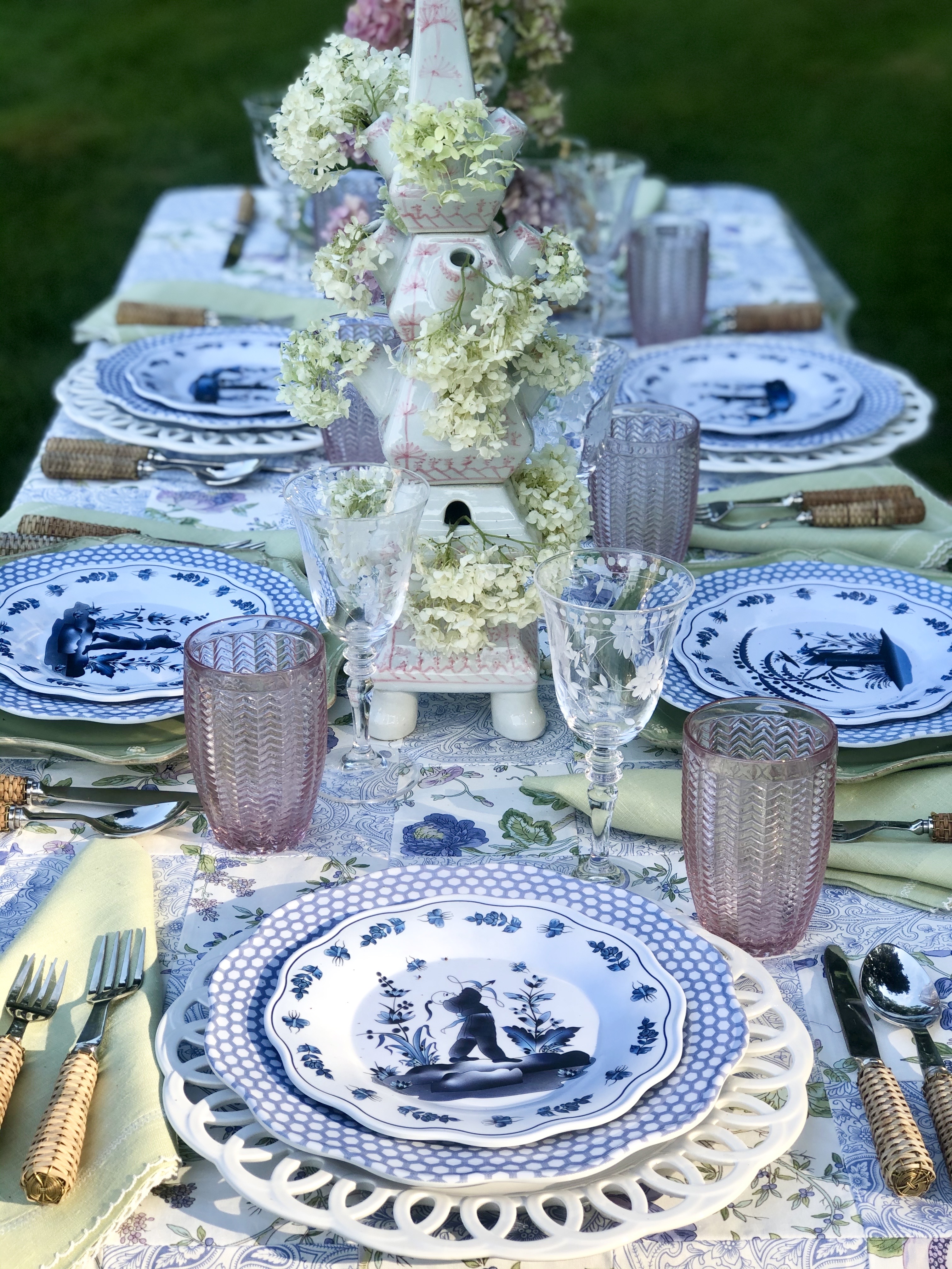 Setting a dreamy table in the garden with my tulipieres…..